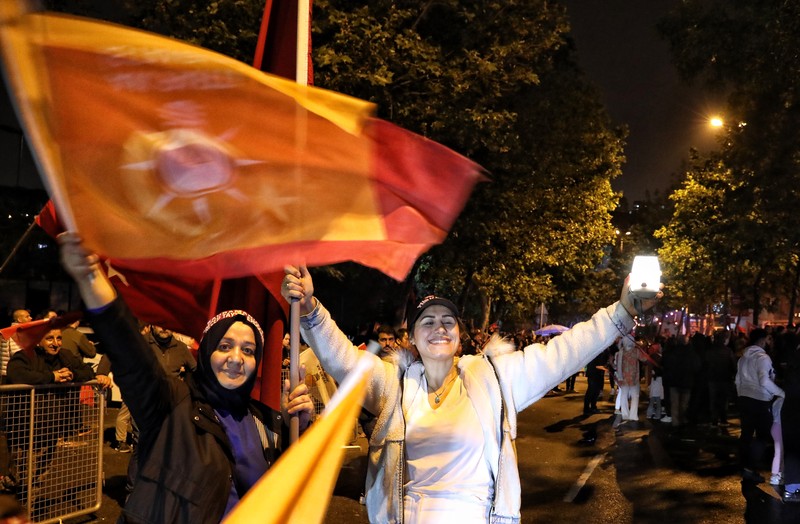 Pendukung merayakan kemenangan Recep Tayyip Erdogan di Istanbul, Turki,  Minggu (28/5/2023) waktu setempat. (dia images via Getty Images)