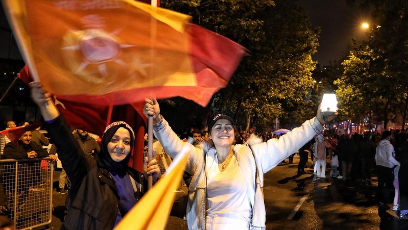 Pendukung merayakan kemenangan Recep Tayyip Erdogan di Istanbul, Turki,  Minggu (28/5/2023) waktu setempat. (dia images via Getty Images)