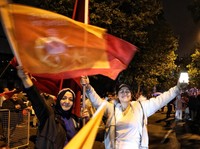 Potret Pendukung Erdogan Rayakan Kemenangan di Pemilu Turki