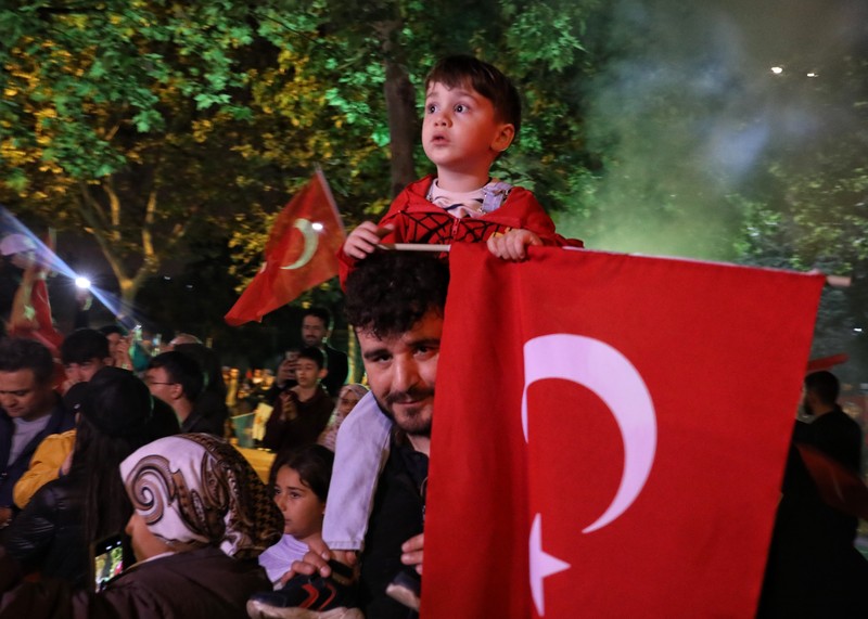 Pendukung merayakan kemenangan Recep Tayyip Erdogan di Istanbul, Turki,  Minggu (28/5/2023) waktu setempat. (dia images via Getty Images)