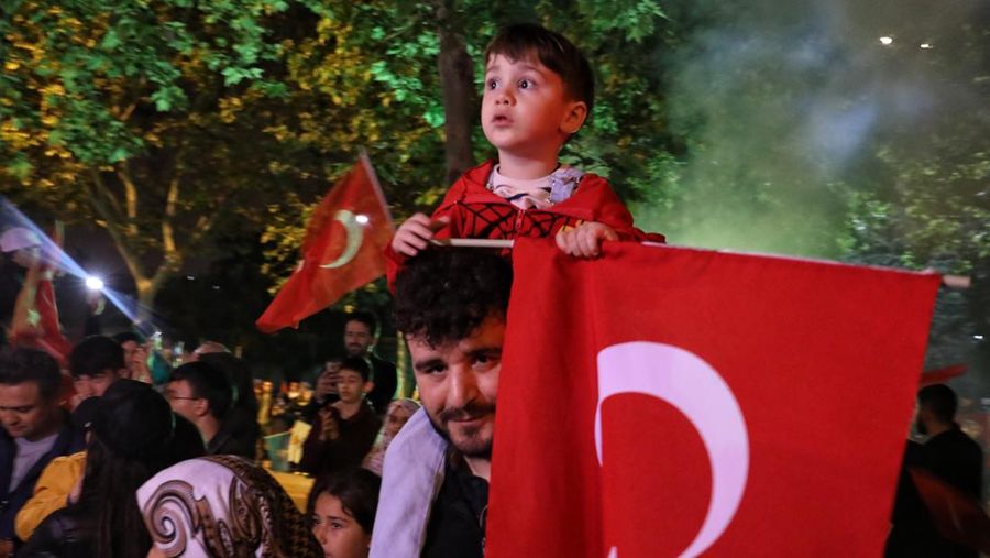 Pendukung merayakan kemenangan Recep Tayyip Erdogan di Istanbul, Turki,  Minggu (28/5/2023) waktu setempat. (dia images via Getty Images)