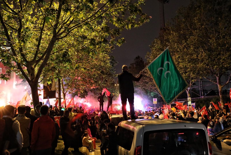 Pendukung merayakan kemenangan Recep Tayyip Erdogan di Istanbul, Turki, Minggu (28/5/2023) waktu setempat. (dia images via Getty Images)1494105672 Pendukung merayakan kemenangan Recep Tayyip Erdogan di Istanbul, Turki, Minggu (28/5/2023) waktu setempat. (dia images via Getty Images)