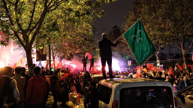 Pendukung merayakan kemenangan Recep Tayyip Erdogan di Istanbul, Turki,  Minggu (28/5/2023) waktu setempat. (dia images via Getty Images)