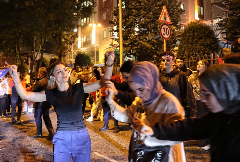 Pendukung merayakan kemenangan Recep Tayyip Erdogan di Istanbul, Turki, Minggu (28/5/2023) waktu setempat. (dia images via Getty Images)1494105672 Pendukung merayakan kemenangan Recep Tayyip Erdogan di Istanbul, Turki, Minggu (28/5/2023) waktu setempat. (dia images via Getty Images)