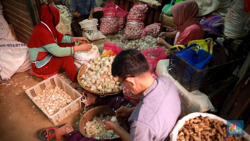 Penjualan bawang putih di pasar Kramat Jati, Jakarta, Senin (29/5/2023). (CNBC Indonesia/Muhammad Sabki)