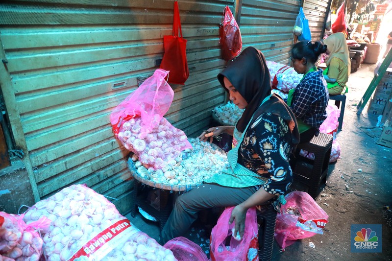 Penjualan bawang putih di pasar Kramat Jati, Jakarta, Senin (29/5/2023). Penjualan bawang putih di pasar Kramat Jati, Jakarta, Senin (29/5/2023). (CNBC Indonesia/Muhammad Sabki)