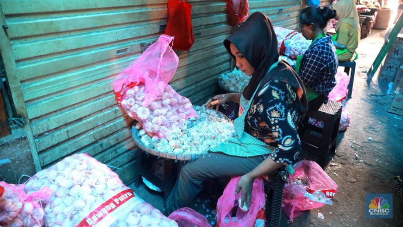 Penjualan bawang putih di pasar Kramat Jati, Jakarta, Senin (29/5/2023). (CNBC Indonesia/Muhammad Sabki)