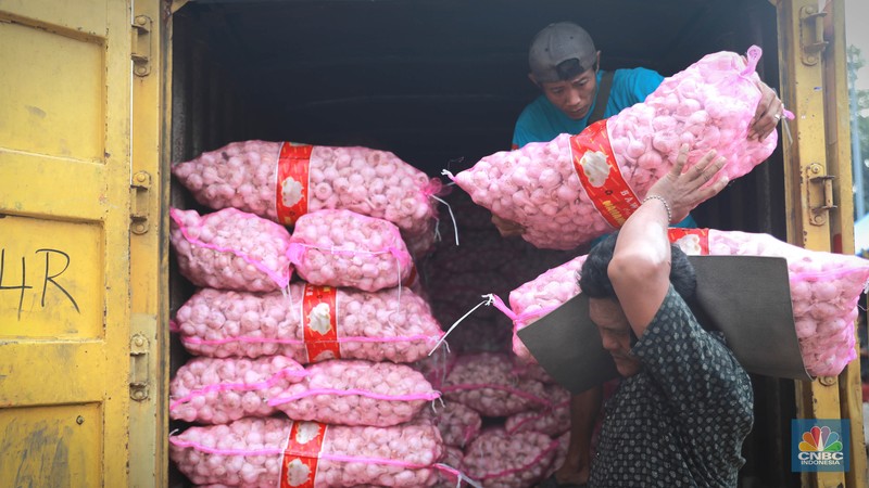 Penjualan bawang putih di pasar Kramat Jati, Jakarta, Senin (29/5/2023). Penjualan bawang putih di pasar Kramat Jati, Jakarta, Senin (29/5/2023). (CNBC Indonesia/Muhammad Sabki)