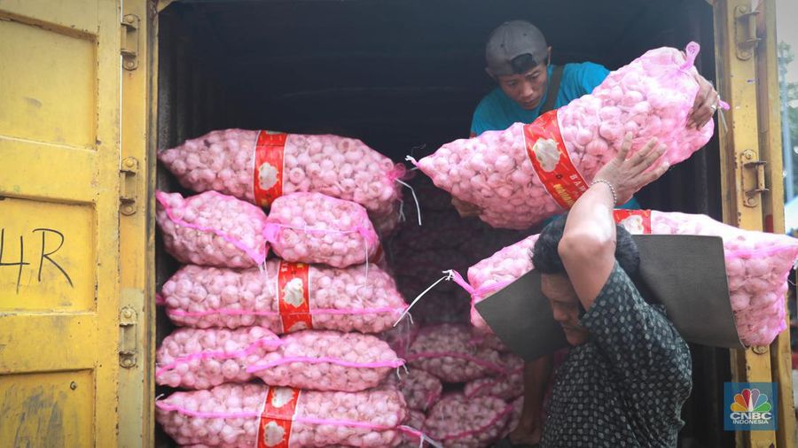 Penjualan bawang putih di pasar Kramat Jati, Jakarta, Senin (29/5/2023). (CNBC Indonesia/Muhammad Sabki)