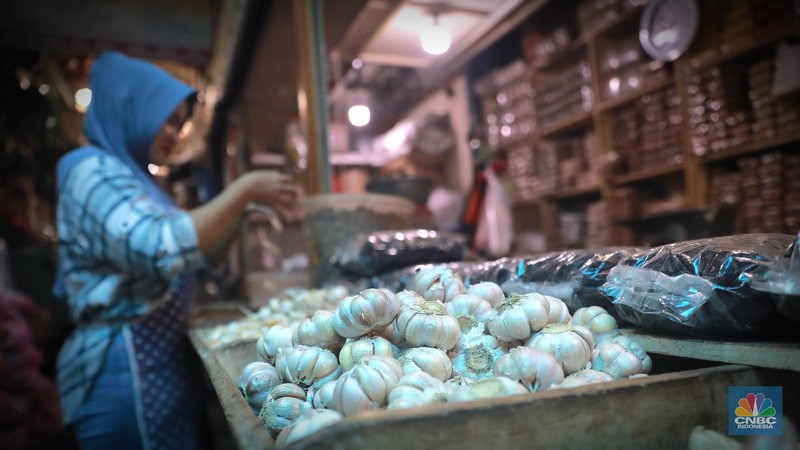 Penjualan bawang putih di pasar Kramat Jati, Jakarta, Senin (29/5/2023). Penjualan bawang putih di pasar Kramat Jati, Jakarta, Senin (29/5/2023). (CNBC Indonesia/Muhammad Sabki)