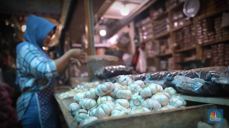 Penjualan bawang putih di pasar Kramat Jati, Jakarta, Senin (29/5/2023). (CNBC Indonesia/Muhammad Sabki)