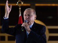Menyebut Insyaallah, Erdogan Naik Atap Bus Temui Warga Turki