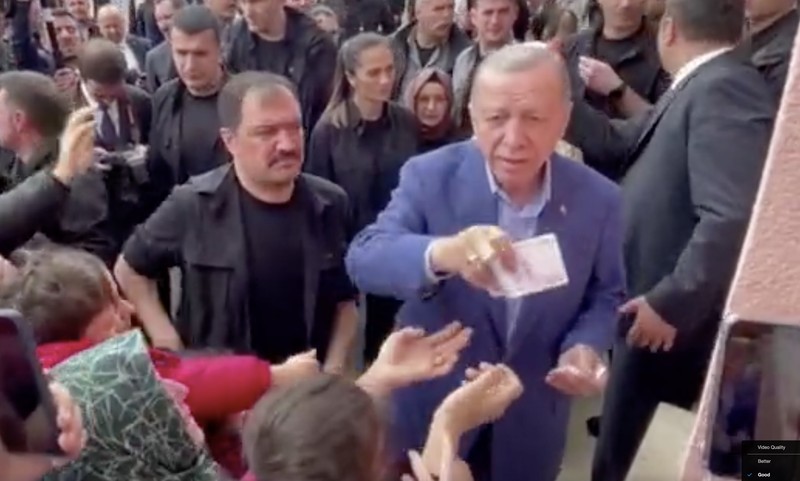 Presiden Turki Tayyip Erdogan membagikan uang kepada para pendukung yang berkumpul di luar TPS. Presiden Turki Tayyip Erdogan membagikan uang kepada para pendukung yang berkumpul di luar TPS. (REUTERS)