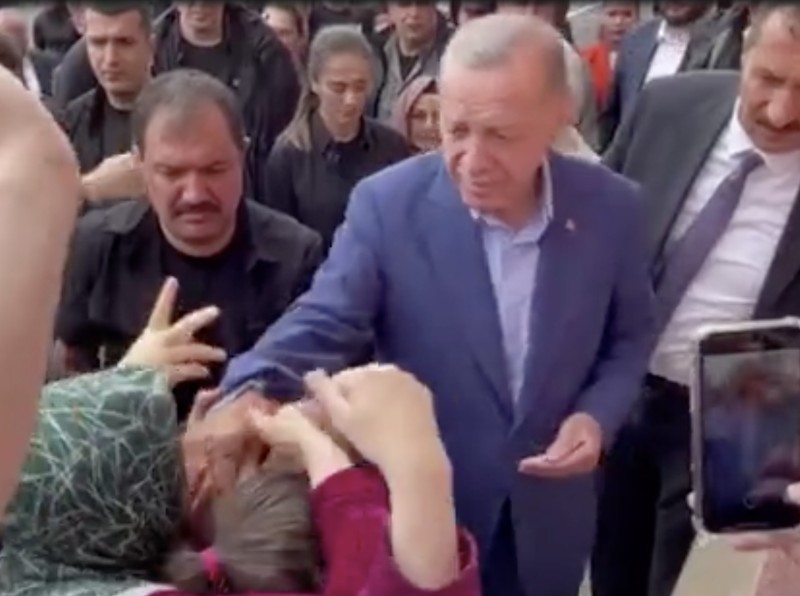 Presiden Turki Tayyip Erdogan membagikan uang kepada para pendukung yang berkumpul di luar TPS. Presiden Turki Tayyip Erdogan membagikan uang kepada para pendukung yang berkumpul di luar TPS. (REUTERS)