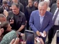 Viral! Momen Erdogan Bagi-Bagi Duit di TPS Pemilu Turki