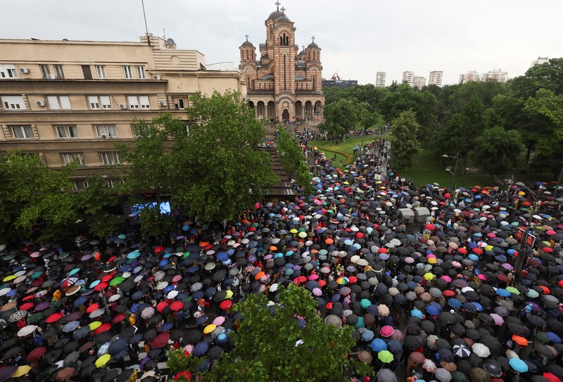 Puluhan ribu warga memadati jalan di Kota Beograd, Serbia, Sabtu (27/5/2023) waktu setempat. (REUTERS/Marko Djurica)