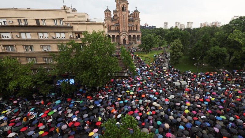 Puluhan ribu warga memadati jalan di Kota Beograd, Serbia, Sabtu (27/5/2023) waktu setempat. (REUTERS/Marko Djurica)