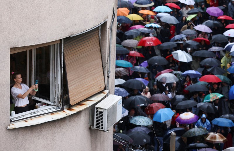 Puluhan ribu warga memadati jalan di Kota Beograd, Serbia, Sabtu (27/5/2023) waktu setempat. (REUTERS/Marko Djurica)