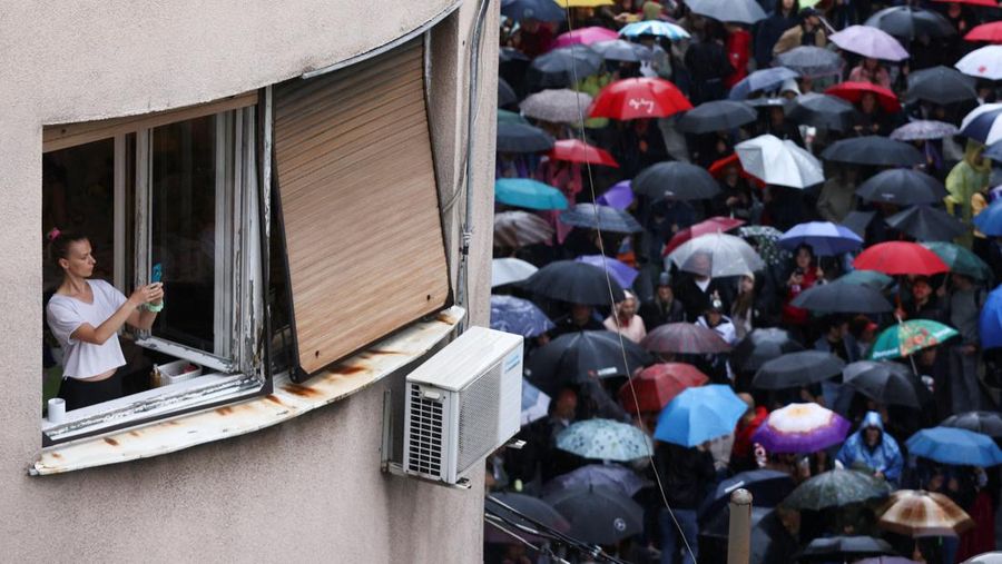 Puluhan ribu warga memadati jalan di Kota Beograd, Serbia, Sabtu (27/5/2023) waktu setempat. (REUTERS/Marko Djurica)