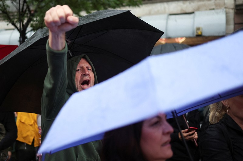 Puluhan ribu warga memadati jalan di Kota Beograd, Serbia, Sabtu (27/5/2023) waktu setempat. (REUTERS/Marko Djurica)