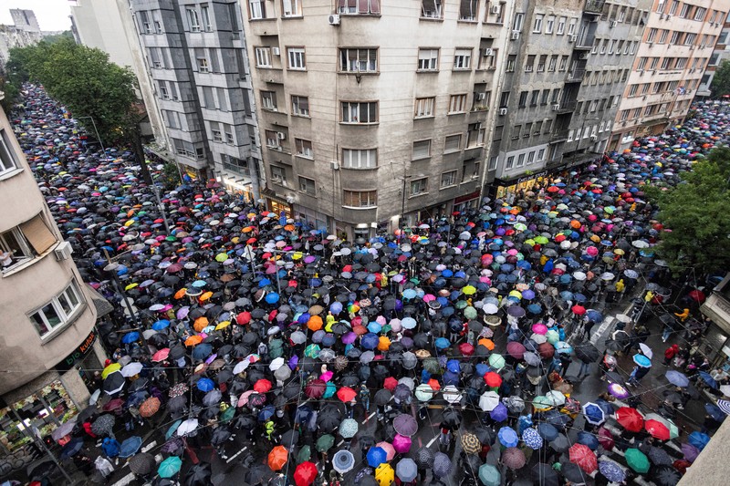 Puluhan ribu warga memadati jalan di Kota Beograd, Serbia, Sabtu (27/5/2023) waktu setempat. (REUTERS/Marko Djurica)