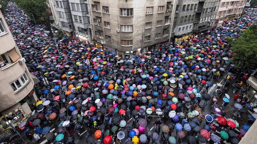 Puluhan ribu warga memadati jalan di Kota Beograd, Serbia, Sabtu (27/5/2023) waktu setempat. (REUTERS/Marko Djurica)