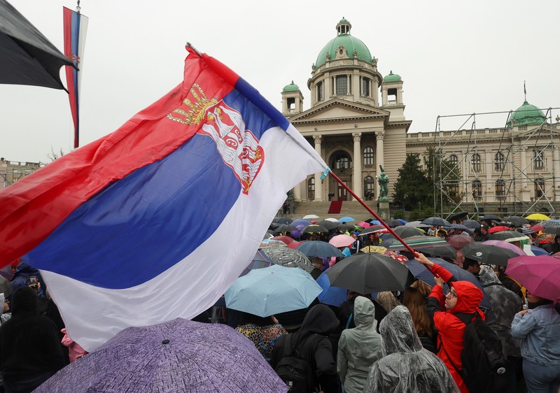 Puluhan ribu warga memadati jalan di Kota Beograd, Serbia, Sabtu (27/5/2023) waktu setempat. (REUTERS/Marko Djurica)