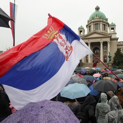 Ribuan Orang Geruduk KPU Serbia, Protes Pemilu tidak Sah!
