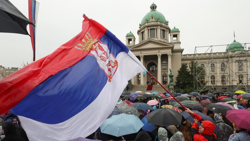 Puluhan ribu warga memadati jalan di Kota Beograd, Serbia, Sabtu (27/5/2023) waktu setempat. (REUTERS/Marko Djurica)