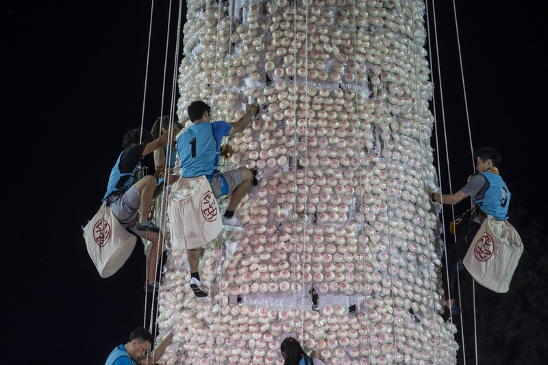Warga meramaikan festival Bakpao di pulau Cheung Chau, Hong Kong. (Getty Images/Anthony Kwan)