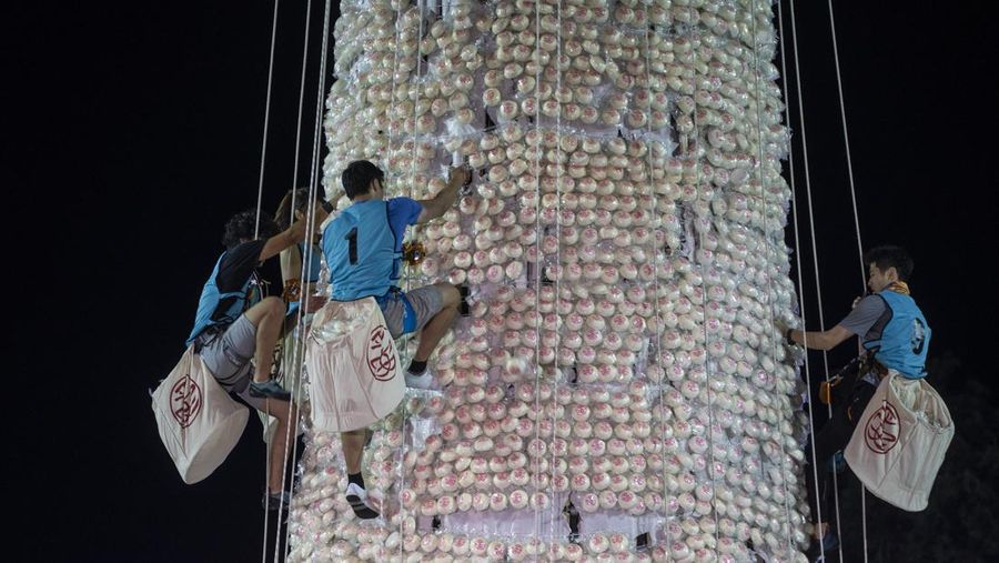 Warga meramaikan festival Bakpao di pulau Cheung Chau, Hong Kong. (Getty Images/Anthony Kwan)