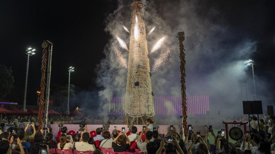 Warga meramaikan festival Bakpao di pulau Cheung Chau, Hong Kong. (Getty Images/Anthony Kwan)