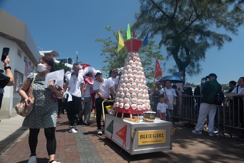 Warga meramaikan festival Bakpao di pulau Cheung Chau, Hong Kong. (Getty Images/Anthony Kwan)