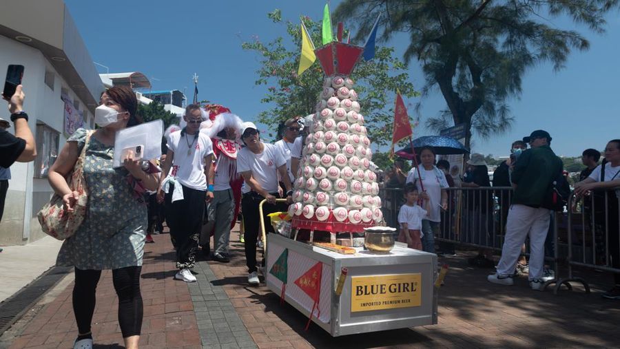 Warga meramaikan festival Bakpao di pulau Cheung Chau, Hong Kong. (Getty Images/Anthony Kwan)