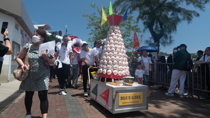 Warga meramaikan festival Bakpao di pulau Cheung Chau, Hong Kong. (Getty Images/Anthony Kwan)