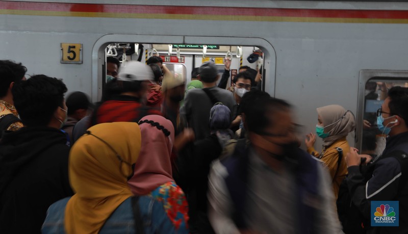 Aktifitas penumpang kereta di Stasiun Manggarai, Jakarta, Selasa, (30/5). Aktifitas penumpang kereta di Stasiun Manggarai, Jakarta, Selasa, (30/5). (CNBC Indonesia/Muhammad Sabki)