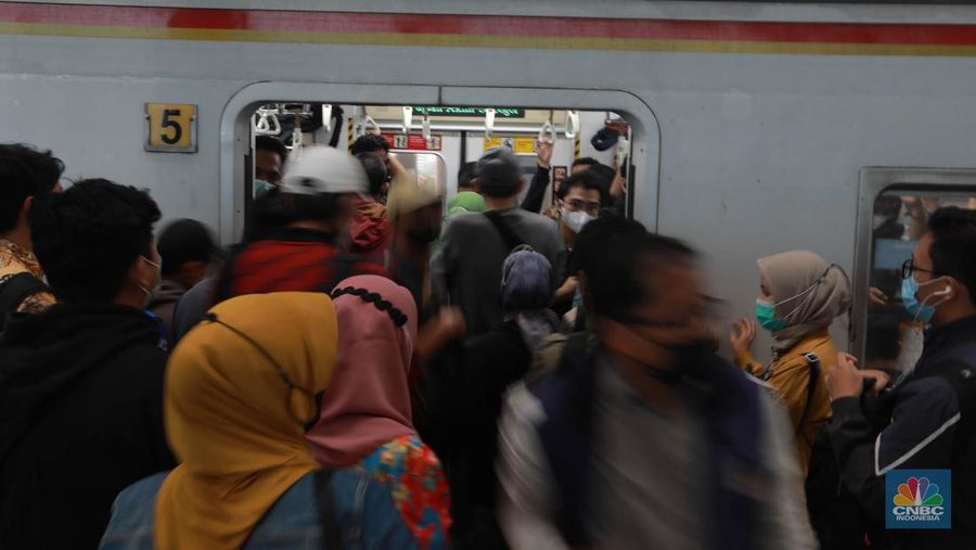 Aktifitas penumpang kereta di Stasiun Manggarai, Jakarta, Selasa, (30/5). (վ/Muhammad Sabki)