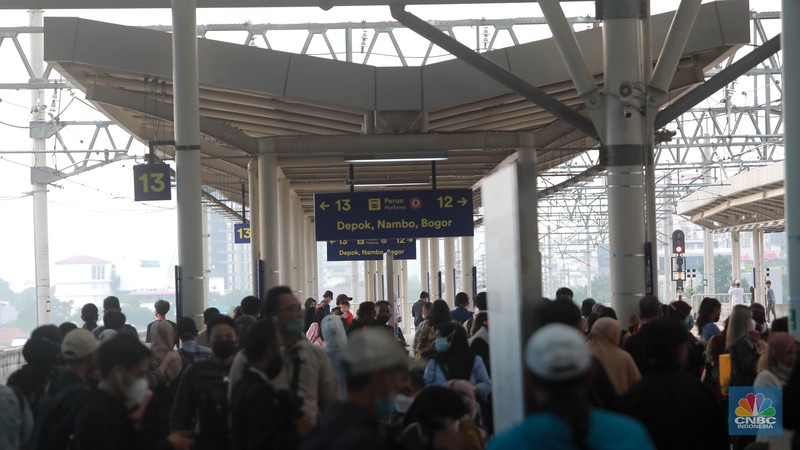 Aktifitas penumpang kereta di Stasiun Manggarai, Jakarta, Selasa, (30/5). (CNBC Indonesia/Muhammad Sabki)