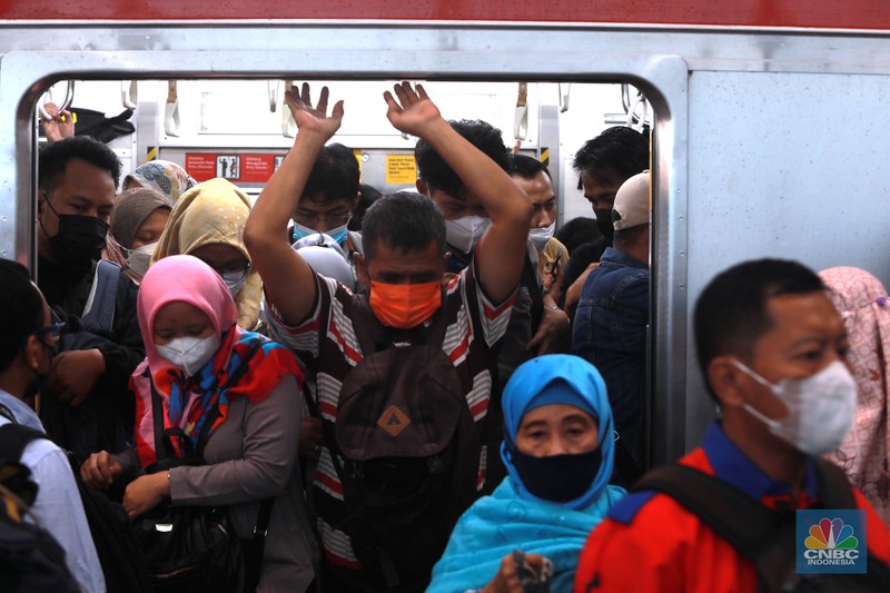 Aktifitas penumpang kereta di Stasiun Manggarai, Jakarta, Selasa, (30/5). (CNBC Indonesia/Muhammad Sabki)