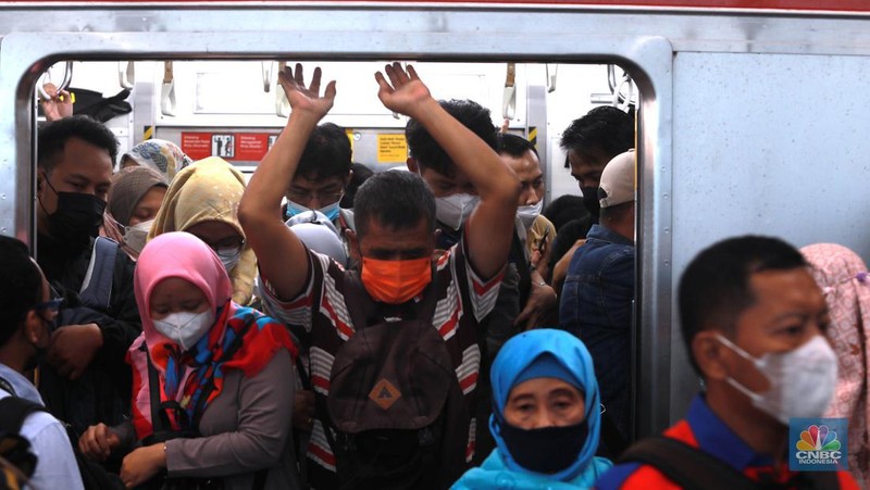 Aktifitas penumpang kereta di Stasiun Manggarai, Jakarta, Selasa, (30/5). (CNBC Indonesia/Muhammad Sabki)