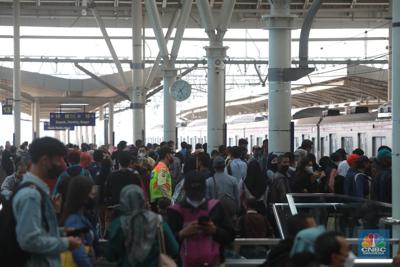Aktifitas penumpang kereta di Stasiun Manggarai, Jakarta, Selasa, (30/5). (CNBC Indonesia/Muhammad Sabki)