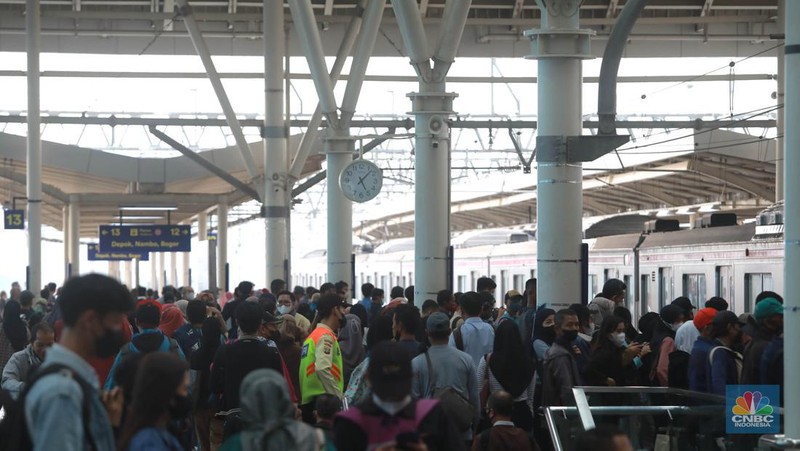 Aktifitas penumpang kereta di Stasiun Manggarai, Jakarta, Selasa, (30/5). (CNBC Indonesia/Muhammad Sabki)