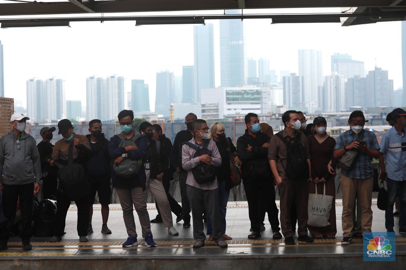 Aktifitas penumpang kereta di Stasiun Manggarai, Jakarta, Selasa, (30/5). (CNBC Indonesia/Muhammad Sabki)