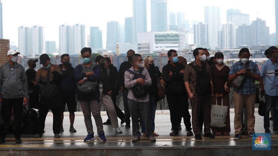 Aktifitas penumpang kereta di Stasiun Manggarai, Jakarta, Selasa, (30/5). (CNBC Indonesia/Muhammad Sabki)