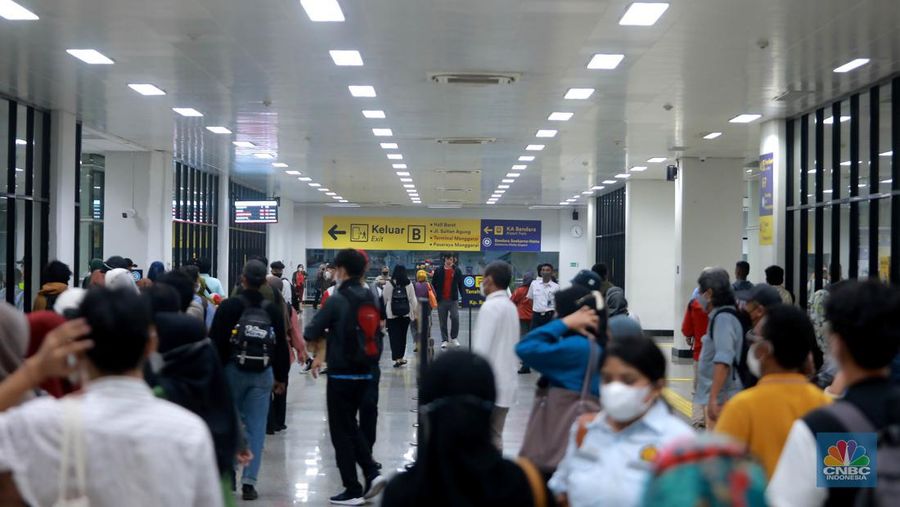 Aktifitas penumpang kereta di Stasiun Manggarai, Jakarta, Selasa, (30/5). (CNBC Indonesia/Muhammad Sabki)