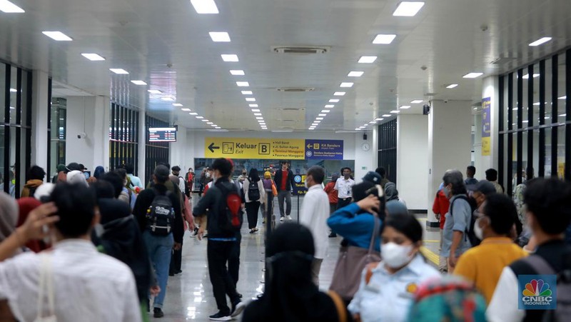 Aktifitas penumpang kereta di Stasiun Manggarai, Jakarta, Selasa, (30/5). (CNBC Indonesia/Muhammad Sabki)
