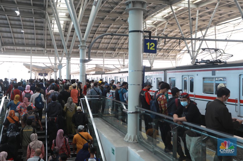 Aktifitas penumpang kereta di Stasiun Manggarai, Jakarta, Selasa, (30/5). Aktifitas penumpang kereta di Stasiun Manggarai, Jakarta, Selasa, (30/5). (CNBC Indonesia/Muhammad Sabki)