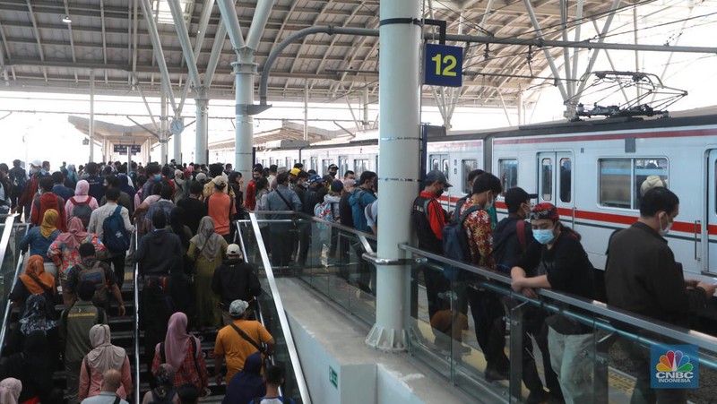 Aktifitas penumpang kereta di Stasiun Manggarai, Jakarta, Selasa, (30/5). (CNBC Indonesia/Muhammad Sabki)