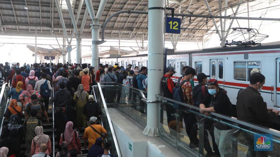 Aktifitas penumpang kereta di Stasiun Manggarai, Jakarta, Selasa, (30/5). (CNBC Indonesia/Muhammad Sabki)
