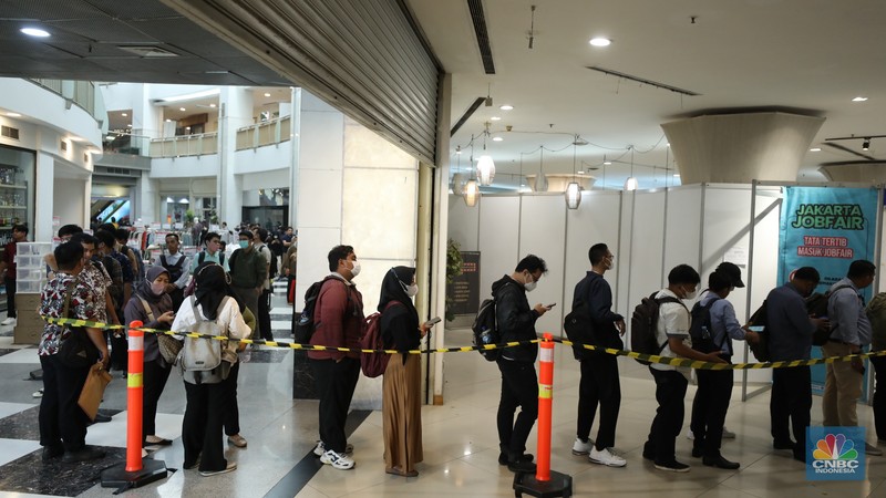 Antrean pencari kerja mengular di Plaza Semanggi, Jakarta, Selasa (30/5/2023). (CNBC Indonesia/Tri Susilo)